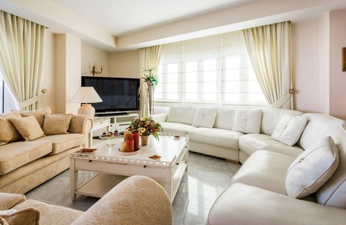 Puerto Banus Apartment | Superb Luxurious Apartment in Playa Del Duque, Puerto Banus