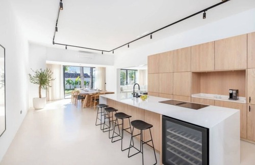 San Pedro de Alcantara Villa | Villa Peman Marbella Luxory Contemporany 5 Double Rooms Villa Close to the Beach