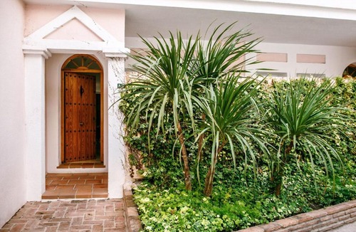 Marbella House | 2 BR Townhouse in Aloha Gardens walking distance to Restaurants, Bars and Shops 23