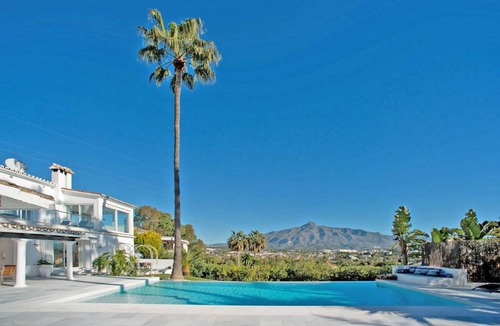 Nueva Andalucia Villa | 300 m² Villa ∙ 5 bedrooms ∙ 10 guests