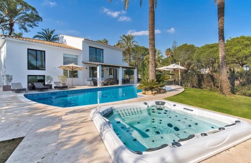 Nueva Andalucia Villa | 390 m² Villa ∙ 5 bedrooms ∙ 12 guests