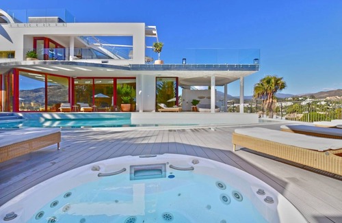 Nueva Andalucia Villa | 667 m² Villa ∙ 7 bedrooms ∙ 16 guests