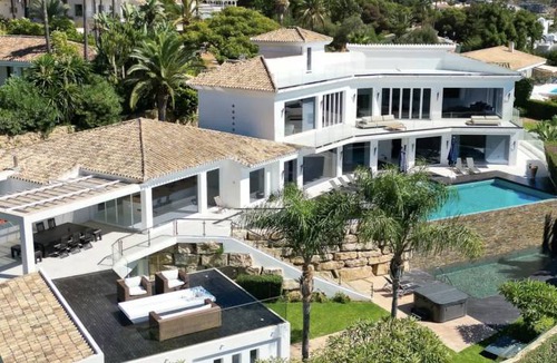 Urbanizacion Hacienda las Chapas Villa | 750 m² Villa ∙ 6 bedrooms ∙ 14 guests