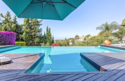 Urbanizacion Hacienda las Chapas Villa | 750 m² Villa ∙ 6 bedrooms ∙ 14 guests