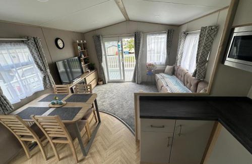 Cayton Bay House | 8 Guests - Pets accepted - Seaglass Cayton Bay