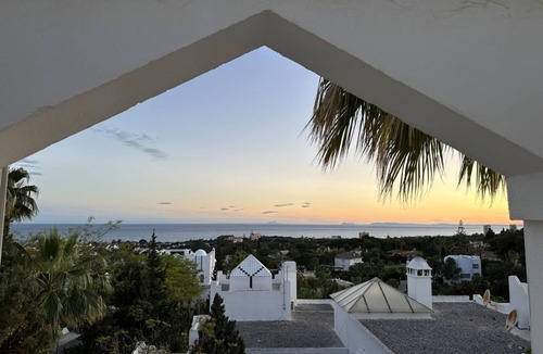 Urbanizacion Hacienda las Chapas Apartment | Apartment, next to the beach and with sea views, in Marbella