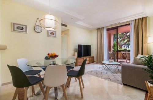 Nikki Beach Apartment | Beachfront, 3pools, King Bed, Free Gymparking