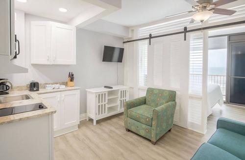 Ormond Beach Park Apartment | Beachfront Studio Stay | Balcony Views & Hot Tub
