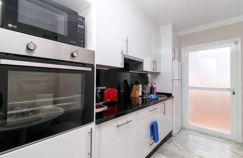 Urbanizacion Hacienda las Chapas House | Bright townhouse -great onsite facilities