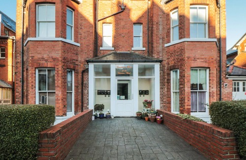 Scarborough Apartment | CARISBROOKE HOUSE, APARTMENT 6, with a garden in Scarborough