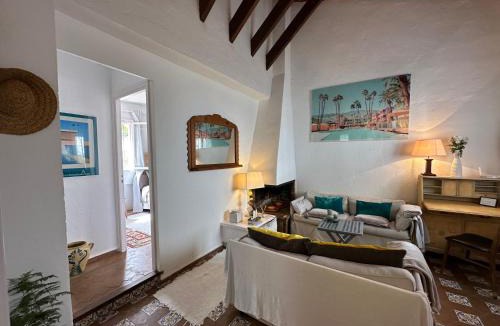Urbanizacion Pinos Verdes House | Casa Bela, casa reformada en Marbella muy cerca de la playa