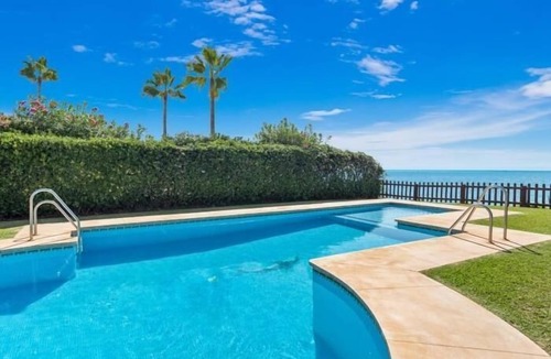 Carib Playa Cottage | Charming and Modern Townhouse on the Beach