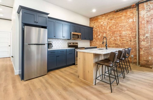 Millersburg Apartment | Clay St. Suite - American Hall