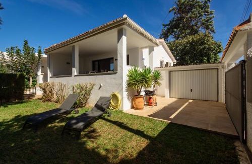 Urbanizacion Costabella House | Cozy holiday home by the beach in Costabella, Marbella