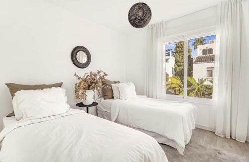 Nueva Andalucia House | Cozy Townhouse with Rooftop Terrace and Pool