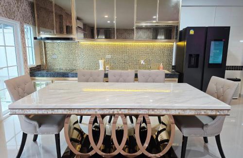 Nonthaburi House | Elegant 3 Bedrooms Home near MRT Central WestGate and Central WestVille 3 to 10 Min Drive
