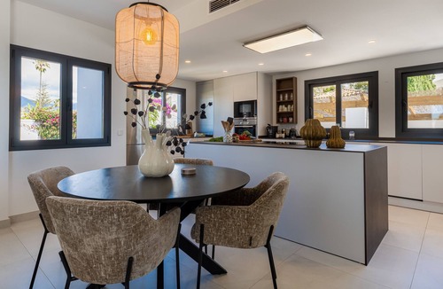 Urbanizacion el Rosario Villa | Elegant Villa with sea Views & Pool Marbella