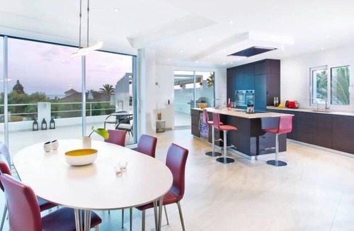 Marbella Villa | Extravagant 8 BDRM Villa In Marbella, Beachside ✔