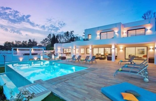 Marbella Villa | Extravagant 8 BDRM Villa In Marbella, Beachside ✔