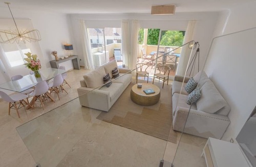 Marbella Apartment | Golf Getaway In Nueva Andalucía - With Giant Jacuzzi✔