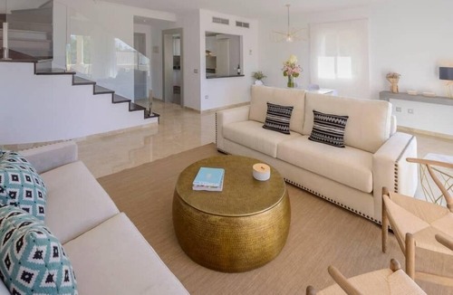 Marbella Apartment | Golf Getaway In Nueva Andalucía - With Giant Jacuzzi✔