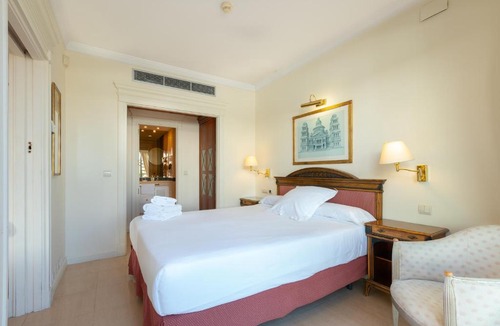 Golden Mile Apartment | Guadalpin Residences