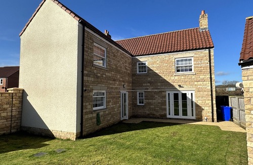Scalby Cottage | HIGH MILL HOUSE, character holiday cottage, with a garden in Scalby