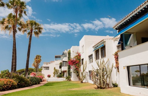 Puerto Banus Apartment | House with access to the beach, sea views and south facing, in Puerto Banus