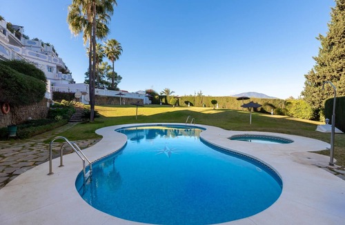 Nueva Andalucia Apartment | Las lolas : Top Located Apartment in Nueva Andalucia