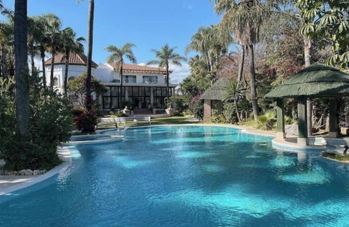 Nueva Andalucia Villa | Luxurious 10-Bed Oasis: Pool, Garden & Glamour!