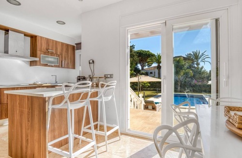 Urbanizacion Marbessa Villa | Luxurious 5* beachside villa with private pool