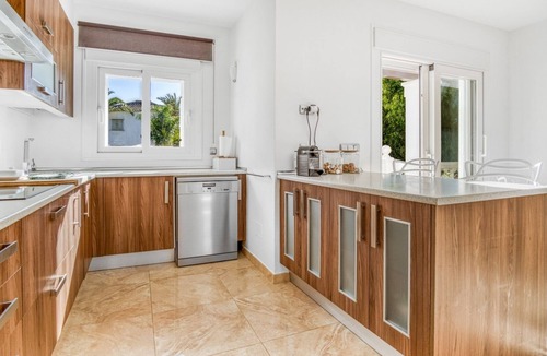Urbanizacion Marbessa Villa | Luxurious 5* beachside villa with private pool