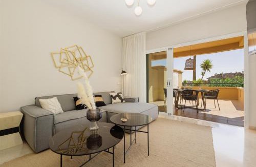 Elviria Apartment | Luxurious frontline golf apartment in Elviria