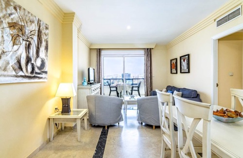 Marbella Apartment | Magnifico apartamento en Marbella con vistas laterales al mar