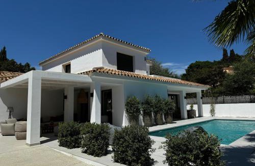 Urbanizacion Marbessa Villa | Marbella Bliss - Luxury 4-Bedroom VILLA with Garden, Private Pool & Jacuzzi, Marbesa near- 5 min to the Cabopino Beach