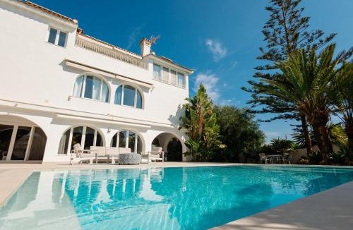 Urbanizacion Costabella House | Marbella, Costabella - Beachfront Villa with Heated Pool