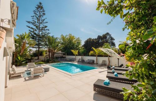 Urbanizacion Costabella House | Marbella, Costabella - Beachfront Villa with Heated Pool