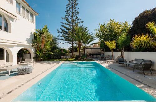 Urbanizacion Costabella House | Marbella, Costabella - Beachfront Villa with Heated Pool