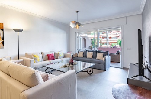 Puerto Banus Apartment | Modern Ground Floor Holiday Apartment – Embrujo Playa, Puerto Banús