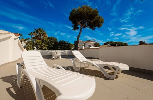 Urbanizacion Costabella Apartment | Modern holiday home with private garden in Costabella, Marbella