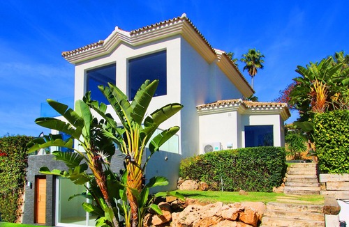 Urbanizacion Hacienda las Chapas Villa | Modern luxurious villa in Marbella with views