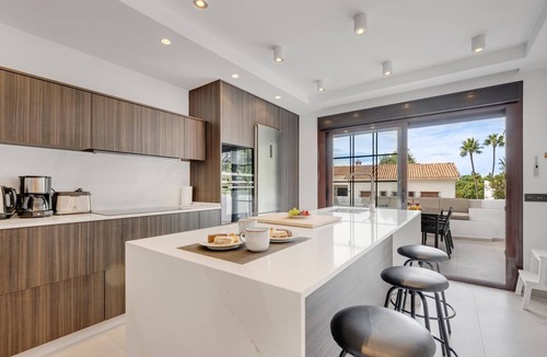 Nueva Andalucia Apartment | ✰ Newly Renovated 3 BDRM apt next to Puerto Banús!