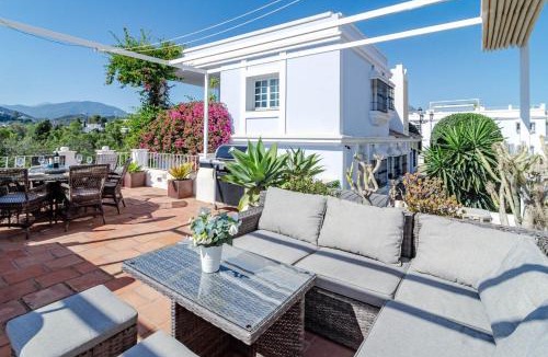 Marbella Apartment | Peaceful Modern 2 bedroom apartment in Aloha Pueblo With View over The Pool