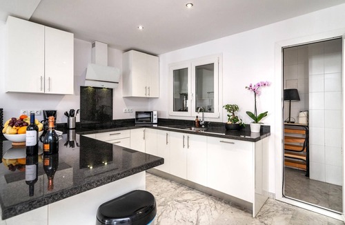 Puerto Banus Apartment | Puerto Banús Finest 2-BDRM apt- 50 metres to Beach