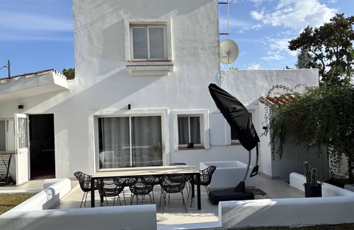 Urbanizacion Costabella Ski Chalet | Small beachside house in Costabella, Marbella