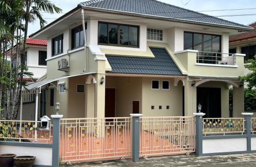 Dok Mai House | Stand alone 3 bedrooms detached house inside Bangkok