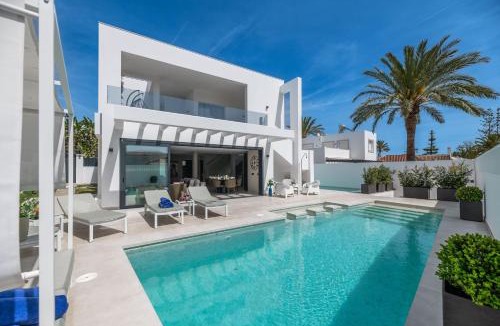 Urbanizacion Marbessa Villa | VACATION MARBELLA I Villa Marbesa White Pearl, Two Private Pools, 3min walk to the Beach, Fastest WiFi, Built in 2024