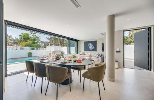 Urbanizacion Marbessa Villa | VACATION MARBELLA I Villa Marbesa White Pearl, Two Private Pools, 3min walk to the Beach, Fastest WiFi, Built in 2024