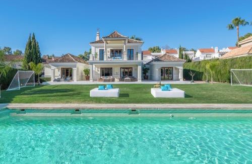 Nueva Andalucia Villa | VACATION MARBELLA I Villa Milka, Frontline Golf, Giant Private Heated Pool, Close to High-end Restaurants, 8min Puerto Banus, Cine Room