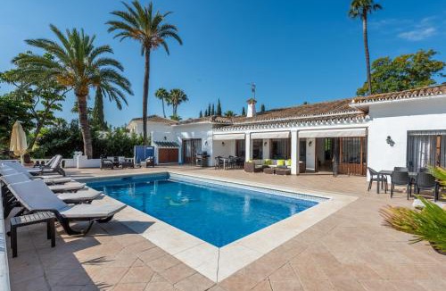 Nueva Andalucia Villa | Villa Casa La Concha - Luxury 6 bedroom Villa in Marbella, Beautiful Mountain View, Heated Swimming Pool, 15min walk to Puerto Banus Beaches, Sleeps up to 12